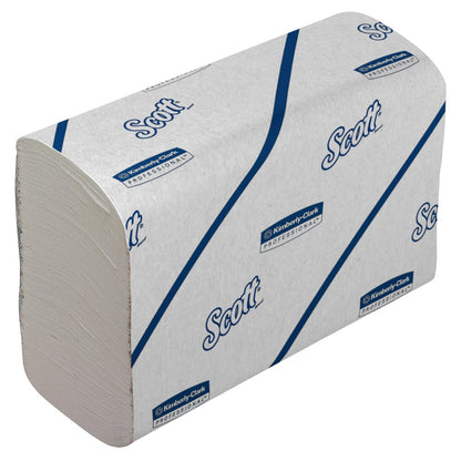 Une pile de serviettes Scott® - Narrow-Fold / Blanc de Kimberly-Clark GmbH, pliée en forme rectangulaire et emballée dans un emballage de marque avec des lignes diagonales bleues, idéale pour le séchage des mains hygiénique.