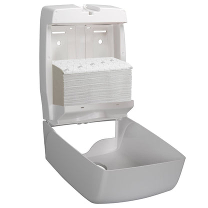 Un distributeur mural est ouvert et montre à l'intérieur des serviettes Scott® - Narrow-Fold / Blanc de Kimberly-Clark GmbH empilées. La partie inférieure peut être rabattue pour un séchage des mains hygiénique et un rechargement facile des serviettes.