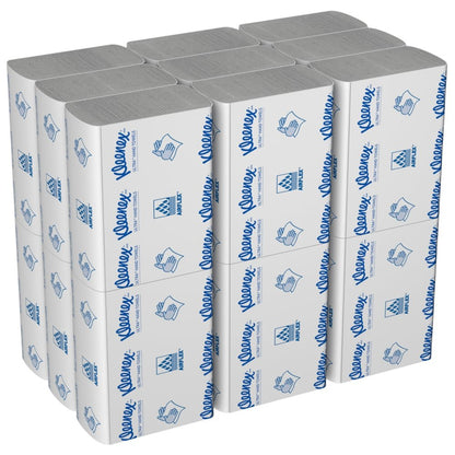 Un carton de serviettes à main Kleenex® Ultra™ de Kimberly-Clark GmbH contient 18 paquets MultiFold blancs de 150 feuilles avec des textes et symboles bleus sur l'emballage.