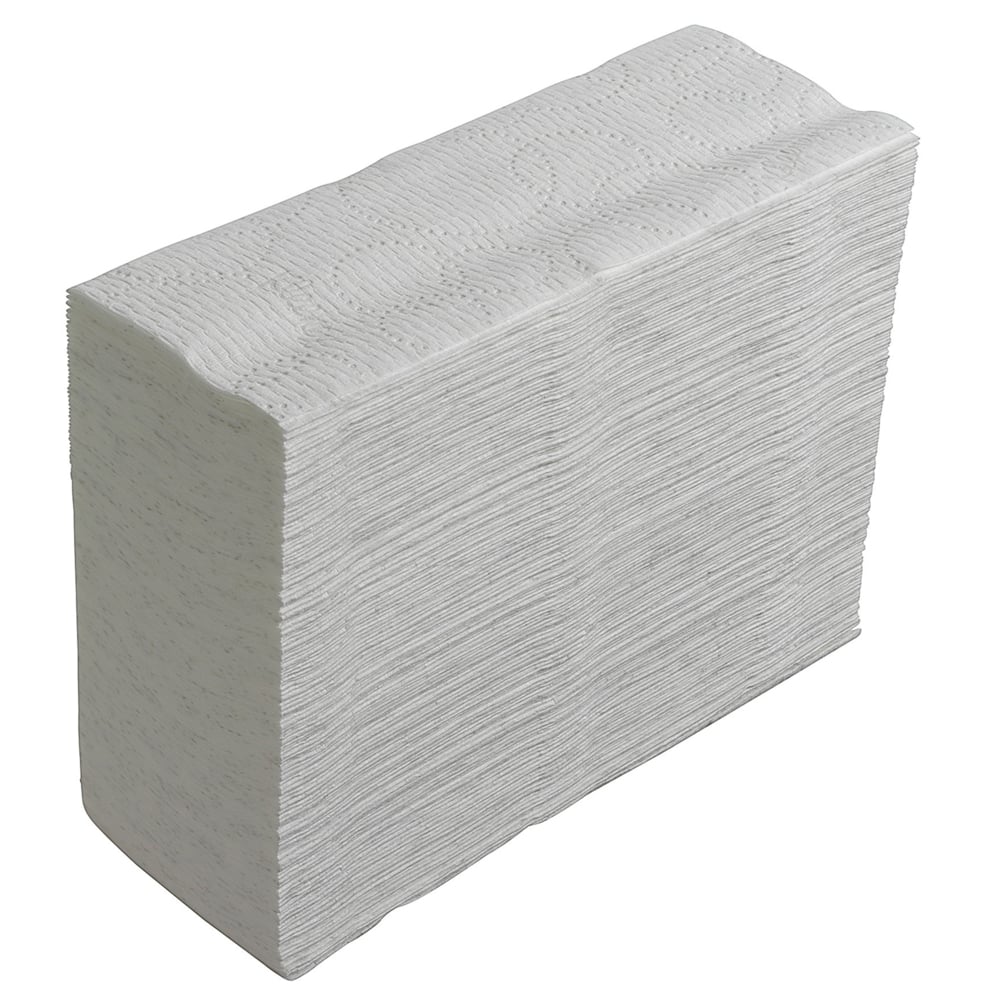 Une pile bien rangée de serviettes à main Kleenex® Ultra™ MultiFold blanche de Kimberly-Clark GmbH (18 x 150 feuilles par carton) est présentée sous un angle léger sur un fond blanc uni.