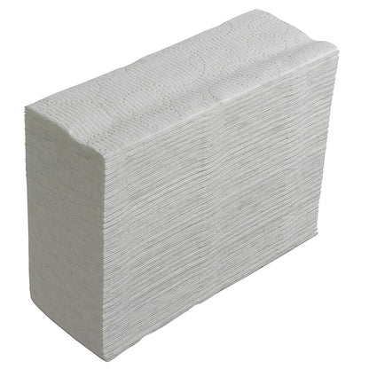 Une pile bien rangée de serviettes à main Kleenex® Ultra™ MultiFold blanche de Kimberly-Clark GmbH (18 x 150 feuilles par carton) est présentée sous un angle léger sur un fond blanc uni.