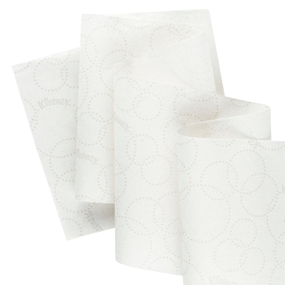 Un gros plan des essuie-mains en rouleau blanc 1 épaisseur Kleenex® - E-roll Slimroll™ de Kimberly-Clark GmbH (6x135m), qui présentent un motif circulaire subtil et sont idéaux pour une utilisation dans des distributeurs Slimroll.