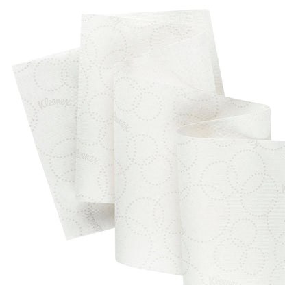 Un gros plan des essuie-mains en rouleau blanc 1 épaisseur Kleenex® - E-roll Slimroll™ de Kimberly-Clark GmbH (6x135m), qui présentent un motif circulaire subtil et sont idéaux pour une utilisation dans des distributeurs Slimroll.