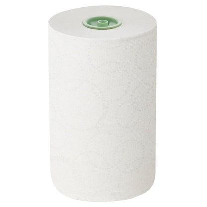 Un essuie-mains en rouleau blanc 1 épaisseur Kleenex® E-roll Slimroll™ de Kimberly-Clark GmbH est debout devant un fond uni, montrant son motif circulaire subtil et le noyau en plastique vert.