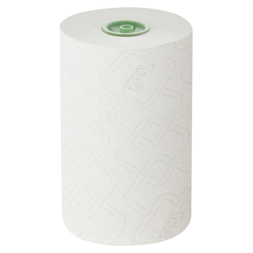 Un seul essuie-mains en rouleau Scott® Essential™ Slimroll™ blanc (1 épaisseur, motif géométrique, noyau vert) de Kimberly-Clark GmbH est debout sur un fond blanc uni.