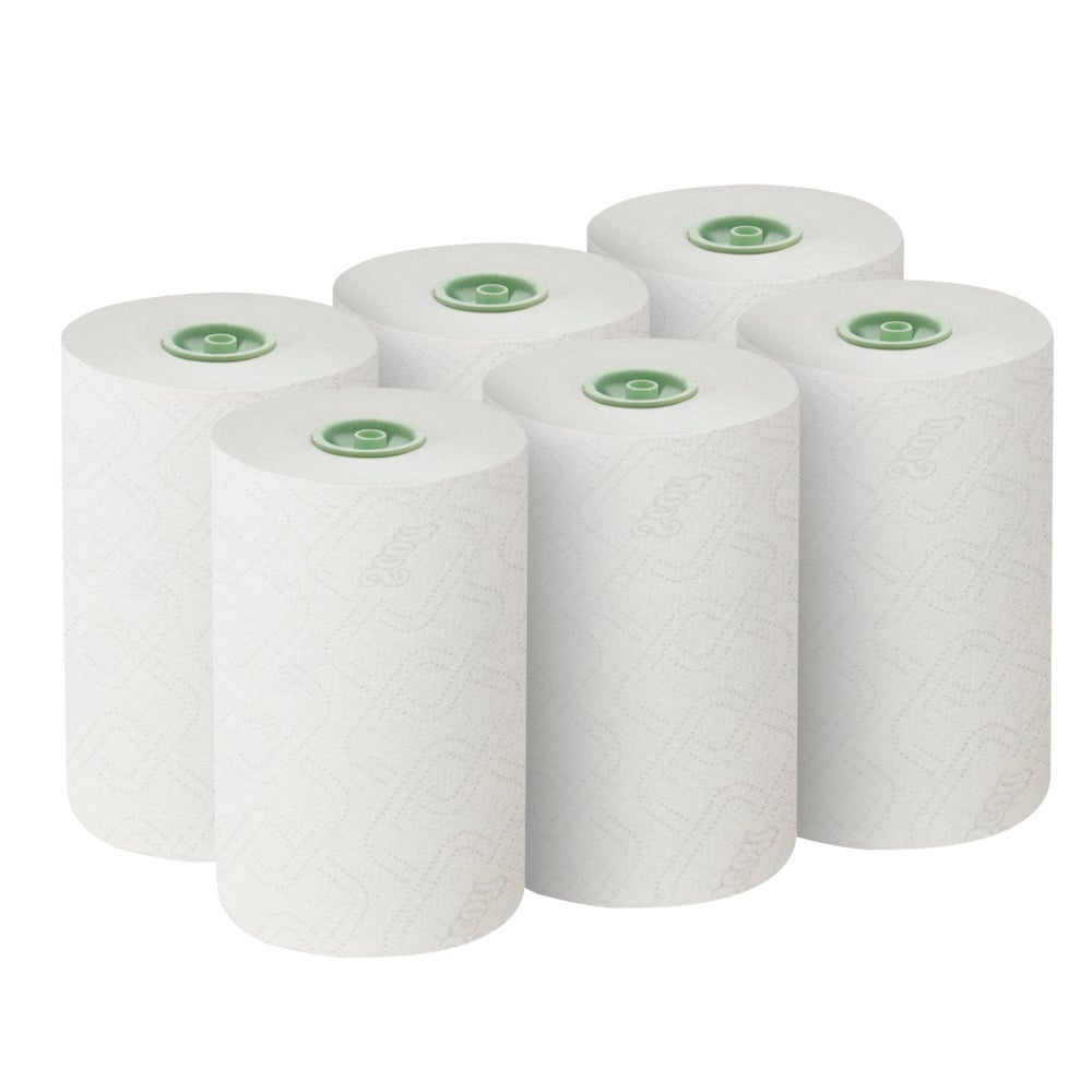 Six essuie-mains en rouleau Scott® Essential™ E-roll Slimroll™ blancs de Kimberly-Clark GmbH sont disposés en deux rangées de trois. Chaque rouleau de 180 m à une seule épaisseur a un noyau vert et une texture fine, idéale pour une utilisation efficace. La boîte contient 6 rouleaux.