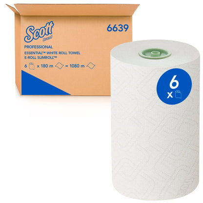 Un grand Scott® Essential™ E-roll Slimroll™ blanc se trouve devant une boîte en carton ouverte de Kimberly-Clark GmbH. Un autocollant bleu sur le rouleau indique "6x". Les essuie-mains en rouleau à une seule épaisseur sont disponibles en paquet de 6x180m.