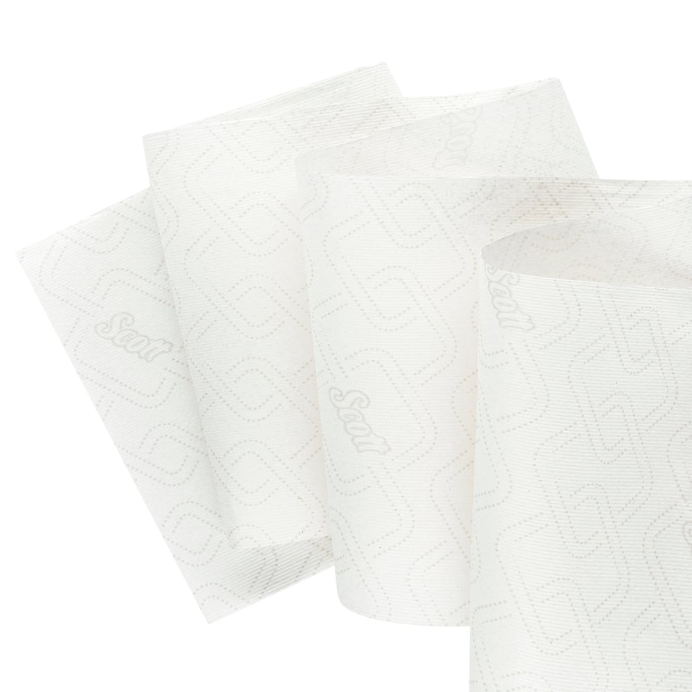 Trois essuie-mains en rouleau Scott® Essential™ Slimrolls blancs partiellement déroulés (1 épaisseur, 6x180m) de Kimberly-Clark GmbH avec un motif en relief subtil et une marque sur un fond uni assurent un confort fiable.