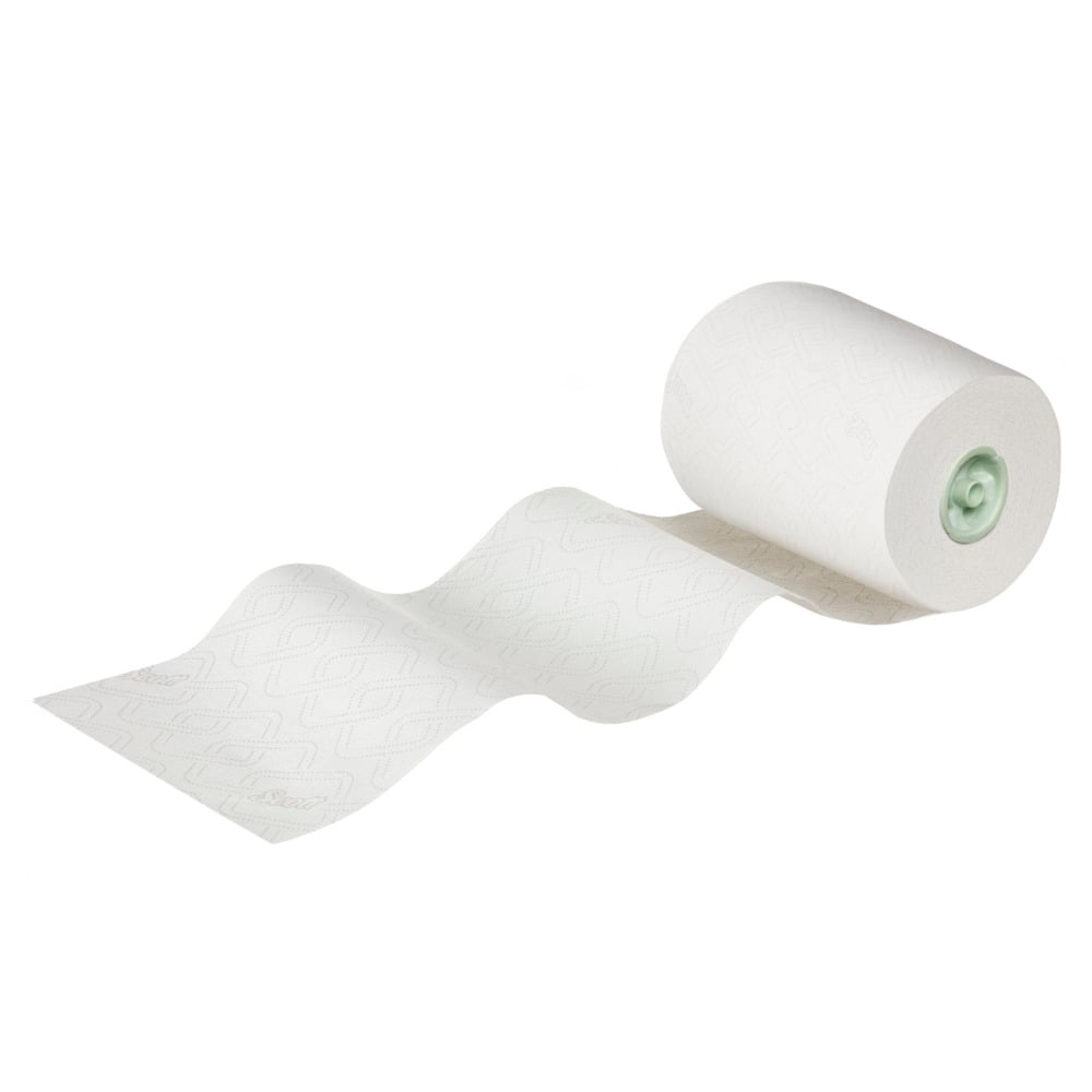 Un seul rouleau d'essuie-mains Scott® Essential™ E-roll Slimroll™, papier blanc à une épaisseur de Kimberly-Clark GmbH, est partiellement déroulé sur un fond blanc uni; il présente un motif en relief subtil et un tube central vert.