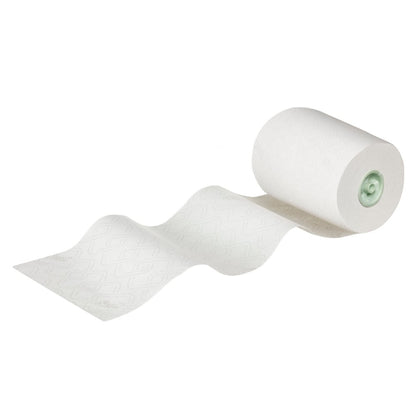 Un seul rouleau d'essuie-mains Scott® Essential™ E-roll Slimroll™, papier blanc à une épaisseur de Kimberly-Clark GmbH, est partiellement déroulé sur un fond blanc uni; il présente un motif en relief subtil et un tube central vert.