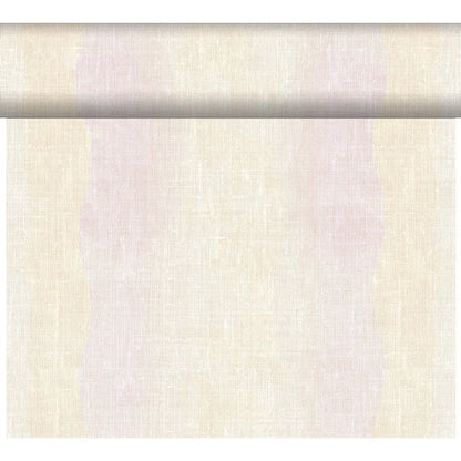 Un rouleau de chemin de table Dunicel Tête-à-Tête de Duni GmbH (24 m x 0,4 m, 20 sections) en beige clair est partiellement déroulé pour montrer sa structure tissée élégante comme décoration de table stylée devant un fond blanc simple.