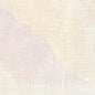 Sur un fond tissé en lin beige, crème et vagues rose clair, une petite étiquette ovale portant l'inscription "Duni GmbH" est apposée, indiquant Serv.33x33 3lg 1/4 Serenity Serviettes (250 pièces), Taille 33 x 33 cm.