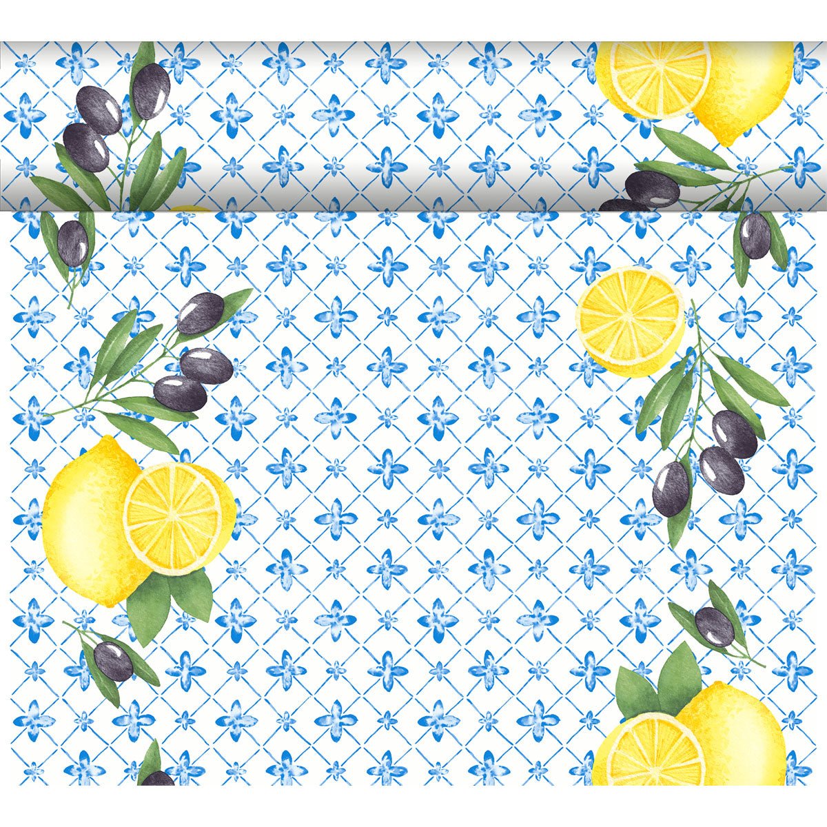 Le chemin de table Dunicel Tête-à-Tête 24 m x 0,4 m de Duni GmbH présente un treillis floral bleu avec des citrons, des feuilles vertes et des olives noires - idéal pour une décoration de table élégante.