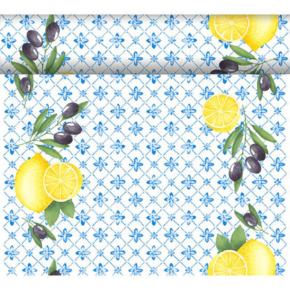 Le chemin de table Dunicel Tête-à-Tête 24 m x 0,4 m de Duni GmbH présente un treillis floral bleu avec des citrons, des feuilles vertes et des olives noires - idéal pour une décoration de table élégante.