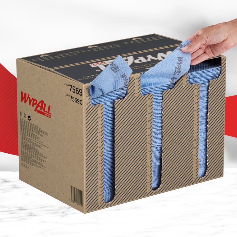 Une main tire une lingette WypAll® ForceMax bleue (33,50 x 34,50 cm) d'une boîte brune avec trois ouvertures à l'avant. Des lingettes durables de Kimberly-Clark GmbH pour un nettoyage industriel efficace apparaissent. La boîte contient 480 lingettes pliées en quart.