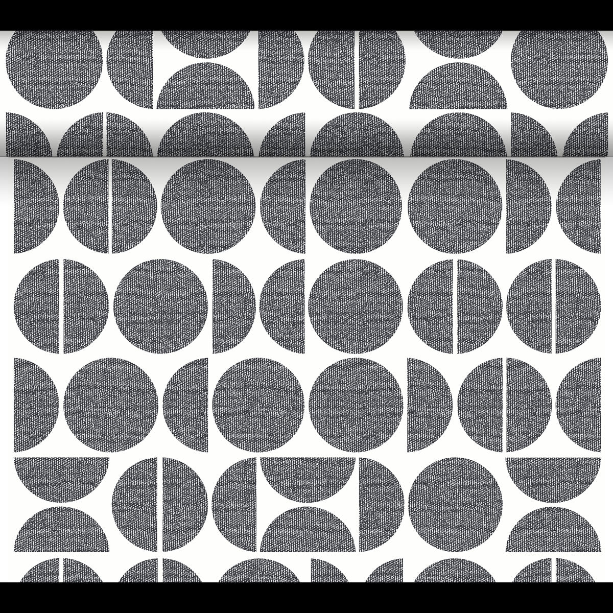 Le chemin de table Dunicel Tête-à-Tête (24 m x 0,4 m, 20 sections) de Duni GmbH présente des motifs géométriques noirs et blancs - cercles complets, demi-cercles et cercles segmentés - idéal pour une décoration de table Tête-à-Tête moderne.