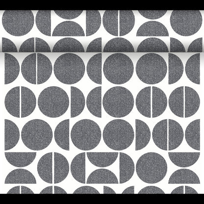 Le chemin de table Dunicel Tête-à-Tête (24 m x 0,4 m, 20 sections) de Duni GmbH présente des motifs géométriques noirs et blancs - cercles complets, demi-cercles et cercles segmentés - idéal pour une décoration de table Tête-à-Tête moderne.