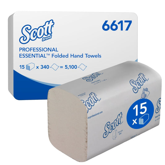 Eine Schachtel Scott® ESSENTIAL™ Interfold Handtücher (weiß, klein) von Kimberly-Clark GmbH enthält 15 Packungen mit je 340 Blatt, verpackt in einer Markenverpackung und beschriftet mit Produktangaben und Menge.