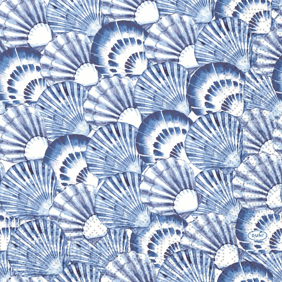 Ces serviettes en cellulose de 33x33 cm, à 3 couches, de Duni GmbH présentent un motif de marée répétitif composé de coquillages bleus et blancs se chevauchant avec des formes d'éventail. En bas à droite, il y a un petit logo "DUNI" bleu. Chaque paquet contient 50 serviettes.