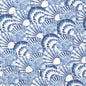Ces serviettes en cellulose de 33x33 cm, à 3 couches, de Duni GmbH présentent un motif de marée répétitif composé de coquillages bleus et blancs se chevauchant avec des formes d'éventail. En bas à droite, il y a un petit logo "DUNI" bleu. Chaque paquet contient 50 serviettes.