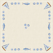 La nappe Dunicel 84x84 cm de Duni GmbH a une bordure carrée beige avec des voiliers, des poissons et des coquillages. Idéal comme décoration de table de haute qualité dans Tide, avec trois coquillages et une grande surface libre au centre. Emballage : 20 pièces.