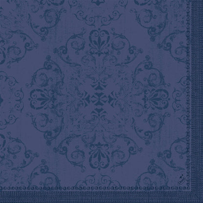 Les serviettes Dunilin 40 x 40 cm 1/4 pli de Duni GmbH avec un motif damassé bleu foncé orné de motifs floraux et de volutes ainsi qu'une bordure unie sur deux côtés offrent un aspect structuré et tissé pour une table élégamment dressée.