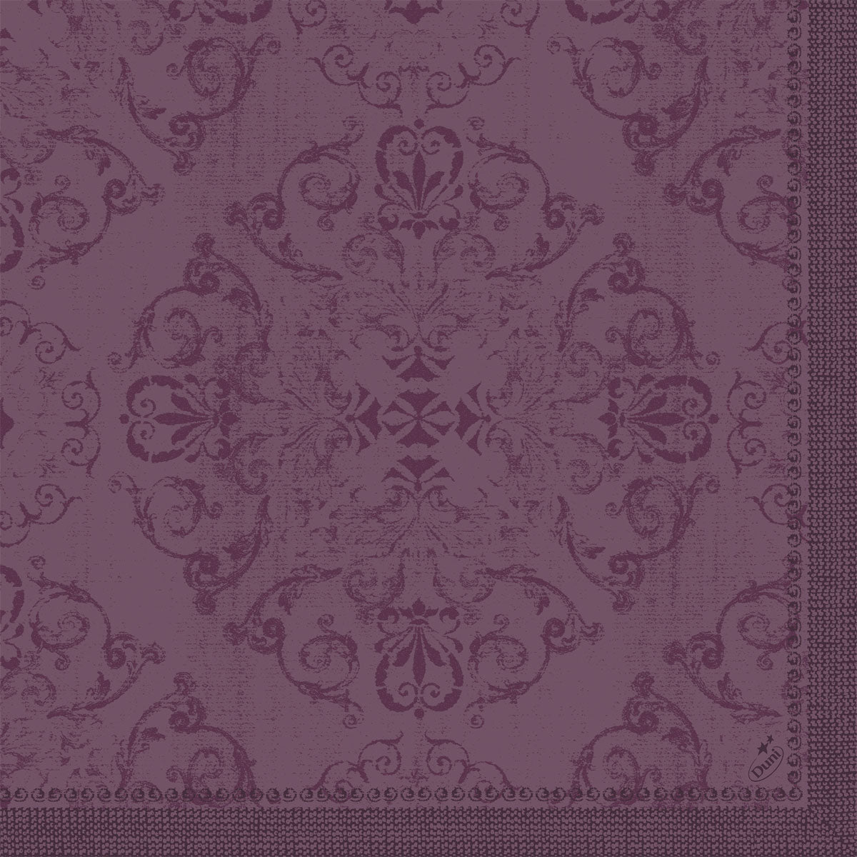 Les serviettes Dunilin 40 x 40 cm 1/4 pli de Duni GmbH se caractérisent par un motif damassé violet orné de motifs floraux et de volutes ainsi qu'une bordure décorative sur le bord droit et inférieur.