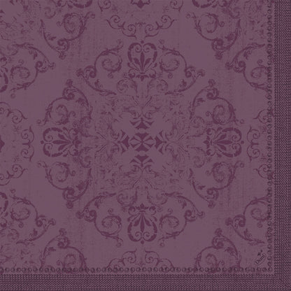 Les serviettes Dunilin 40 x 40 cm 1/4 pli de Duni GmbH se caractérisent par un motif damassé violet orné de motifs floraux et de volutes ainsi qu'une bordure décorative sur le bord droit et inférieur.