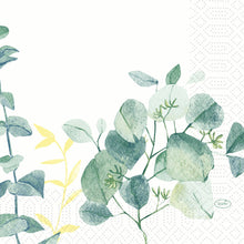 Une aquarelle de feuilles d'eucalyptus vertes et jaunes orne les coins inférieurs des serviettes Duni GmbH Zellt.Serv.33x33 3lg 1/4 Spire (33x33 cm, paquet de 50), imprimées sur fond blanc avec un motif géométrique gris discret.