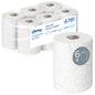 Un carton contenant 6 rouleaux de serviettes Kleenex® Ultra™ Slimroll™ de Kimberly-Clark GmbH, chaque rouleau blanc de 100m, idéal pour les systèmes de distribution étroits. Un rouleau est représenté séparément avec un "6x" et un symbole de rouleau sur l'étiquette.
