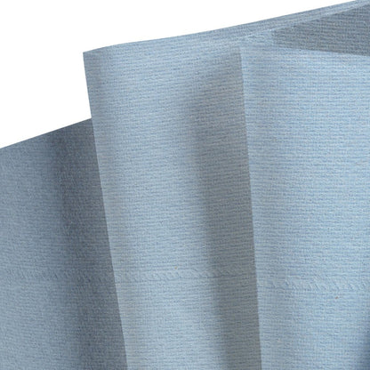 Un gros plan sur des lingettes WypAll® L20 General Clean texturées bleu clair de la boîte BRAG™ de Kimberly-Clark GmbH, avec des plis et des coutures visibles le long d'un pli.