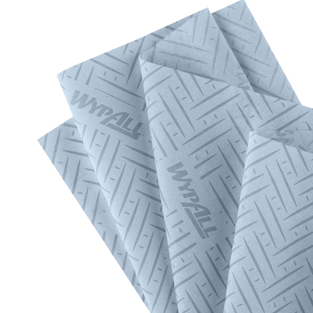 Un gros plan de quatre chiffons en papier WypAll® L20 bleu clair (38 x 18,3 cm) de Kimberly-Clark GmbH avec un motif en chevrons - idéal pour les tâches de nettoyage industriel ou l'utilisation dans des systèmes de distribution centrale.