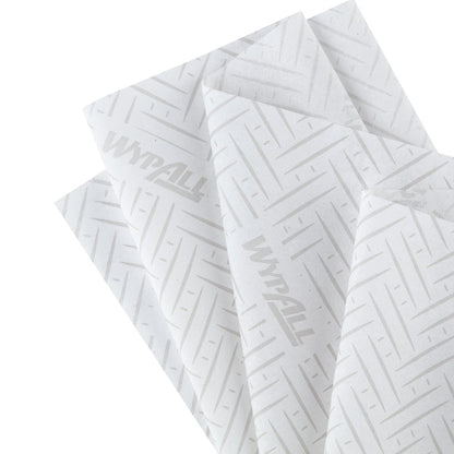 Quatre chiffons en papier WypAll® L20 superposés (38,00 x 18,30 cm) de Kimberly-Clark GmbH, blancs avec un motif discret de chevrons et de lignes et un marquage "WypAll" léger, idéaux pour les tâches de nettoyage industriel, sont éventés.