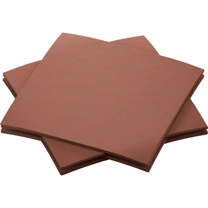 Quatre serviettes Bio-Dunisoft de 20 x 20 cm de la marque Duni GmbH, en papier brun, sont disposées en se chevauchant légèrement sur un fond blanc. Ces serviettes durables ont une surface lisse et sont respectueuses de l'environnement.