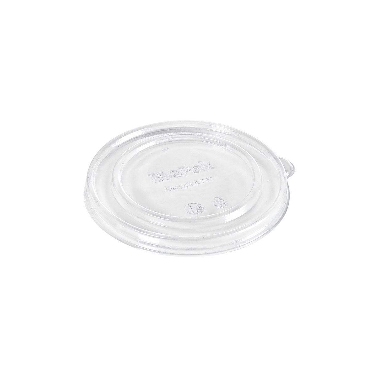Un couvercle transparent et rond en carton SLIM RPET 129x120x12 mm de Duni GmbH, fabriqué à partir de PET recyclé, dispose d'une petite languette latérale et de symboles de recyclage en relief. Le couvercle écologique est illustré sur un fond blanc (Paquet : 35 pièces).