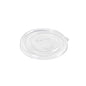 Un couvercle transparent et rond en carton SLIM RPET 129x120x12 mm de Duni GmbH, fabriqué à partir de PET recyclé, dispose d'une petite languette latérale et de symboles de recyclage en relief. Le couvercle écologique est illustré sur un fond blanc (Paquet : 35 pièces).