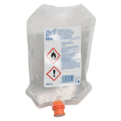 Ein transparenter 400 ml Spenderbeutel mit der Aufschrift "Scott® Reiniger für Toilettensitze und andere Oberflächen" von Kimberly-Clark GmbH, mit Gefahrensymbolen, Barcode, orangefarbener Kappe und Gebrauchsanweisung. Karton mit 6 Beuteln.