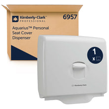 Ein Kimberly-Clark GmbH Aquarius™ Toilettensitzauflagenspender - Weiß (1 Spender) wird vor seiner Markenverpackung mit der Nummer 6957 angezeigt - ideal für die Hygiene in öffentlichen Toiletten.