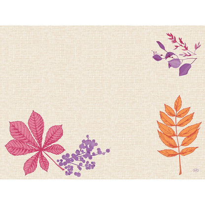 Un fond texturé de couleur beige, orné de trois plantes stylisées – une feuille rose avec des baies violettes (en bas à gauche), une feuille orange (en bas à droite) et des feuilles violettes (en haut à droite) – embellit les sets de table jetables Dunicel 30 x 40 de la société Duni GmbH.