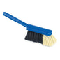 Le balai à main Nölle Profi Brush, 30 cm, de Nölle Profi Brush Bürsten- & Pinseltechnik e.K., a un manche bleu et des poils bicolores en noir et beige. Il s'agit d'une brosse de nettoyage de la série Qualitätsmischung (1 pièce).