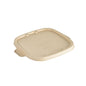 Un couvercle en bagasse beige Duni GmbH Cube 900/1200 ml, couvercle carré (219x185x11 mm) en bagasse marron est illustré sur fond blanc. Le couvercle biodégradable a des bords arrondis et une petite languette. Emballage : 40 pièces.