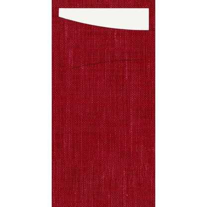 Un morceau rectangulaire de tissu rouge texturé de la société Duni GmbH, semblable au SACCHETTO Bio D-Soft, comportant une fente horizontale dans laquelle est partiellement insérée une carte rectangulaire blanche, qui dépasse partiellement par une ouverture supérieure en biais.