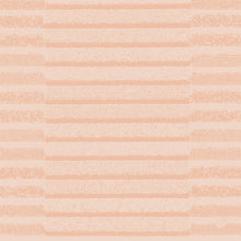 Ein nahtloses Muster aus unregelmäßigen horizontalen Streifen in Pfirsich und Altrosa, das an die strukturierte Optik der Bio-Dunisoft Serviette 40x40 cm, Tessuto Altrosa von Duni GmbH erinnert. Die Streifen variieren in Dicke und Dichte und sorgen für einen eleganten Tischdekor-Effekt.