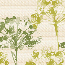 Grüne Blumensilhouetten zieren einen hellbeigen, strukturierten Hintergrund auf den Bio-Dunisoft Servietten 40x40 cm grün der Duni GmbH - umweltfreundliche Umbles aus 100% recyceltem Papier. Packung enthält 60 Servietten; kleines Wasserzeichen unten rechts.