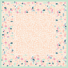 La nappe Dunicel 84x84cm Ocean Pebbles 20P. de Duni GmbH présente un motif de carreaux en mosaïque dans les tons pêche, rose, sarcelle et vert menthe, formant un cadre carré avec un centre lumineux et un bord coloré - idéal pour la table dressée (paquet de 20 pièces).