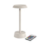 La lampe LED sans fil NOUR taupe de Duni GmbH est une lampe de table moderne avec un abat-jour plat et une base ronde, qui est commandée par une télécommande multifonction - parfaite pour un éclairage de table élégant.