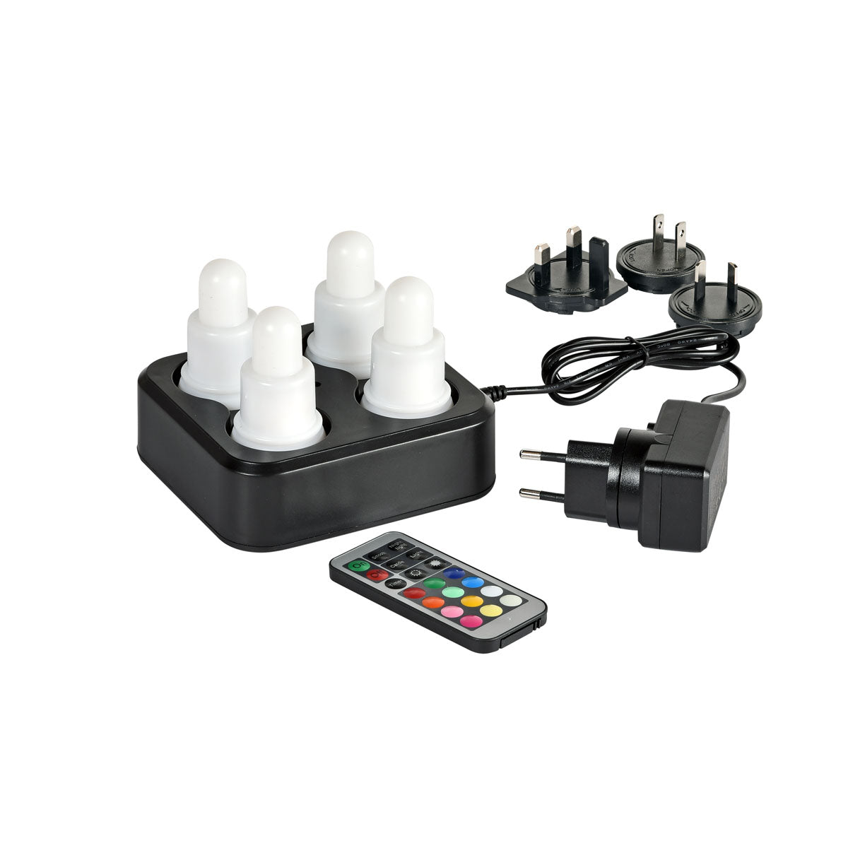 Le Duni GmbH LED Set, Blanc chaud & Multicolore - Lampes changeant de couleur (1 pièce) contient quatre lampes LED multicolores sur une station de charge noire, une télécommande à bouton de couleur, un adaptateur secteur et trois fiches interchangeables.