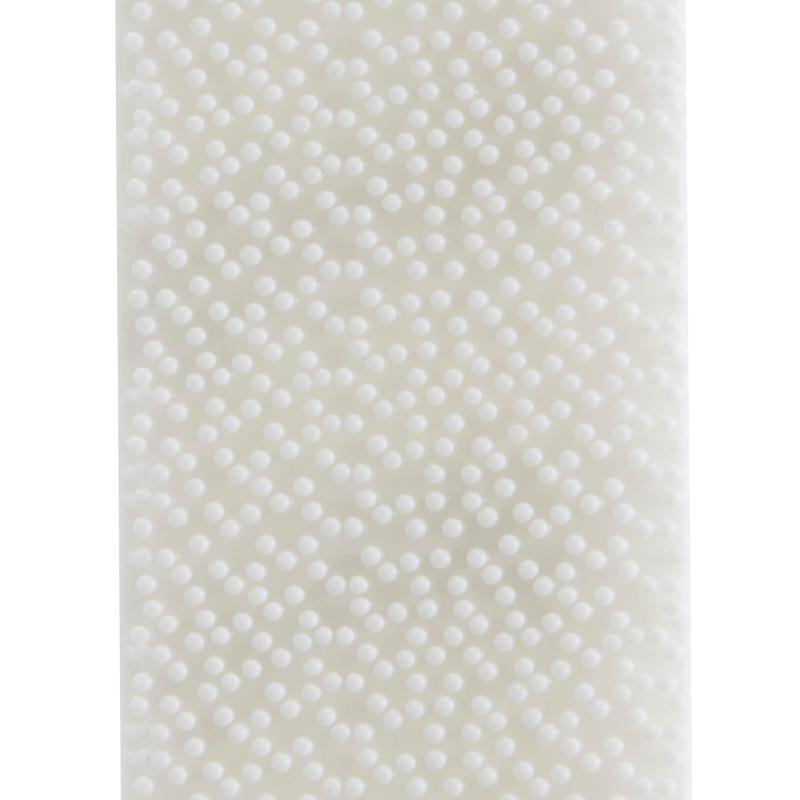 Un gros plan d'une surface blanche texturée avec de petits points en relief en rangées diagonales, parfait pour accrocher des images sans clous avec des bandes de montage d'images Command™ de 3M Deutschland GmbH.