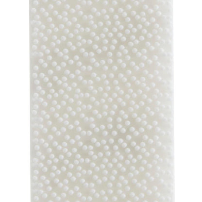 Un gros plan d'une surface blanche texturée avec de petits points en relief en rangées diagonales, parfait pour accrocher des images sans clous avec des bandes de montage d'images Command™ de 3M Deutschland GmbH.