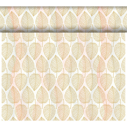 Der Bio-Dunicel Tete-a-Tete Tischläufer 0,4x24m von Duni GmbH zeichnet sich durch ein sich wiederholendes Blattmuster in Gold, Orange und Beige auf hellem Grund aus, das in vertikalen Reihen angeordnet ist und Ihrem Raum einen umweltfreundlichen und stilvollen Touch verleiht.